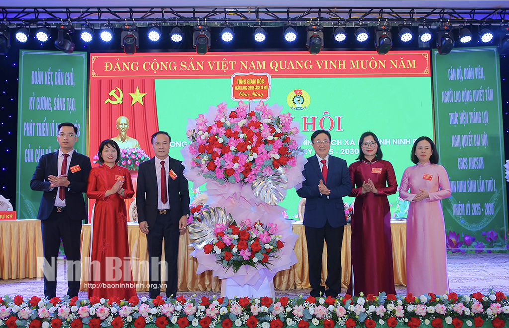 Lãnh đạo Ngân hàng CSXH Việt Nam tặng hoa chúc mừng Đại hội.