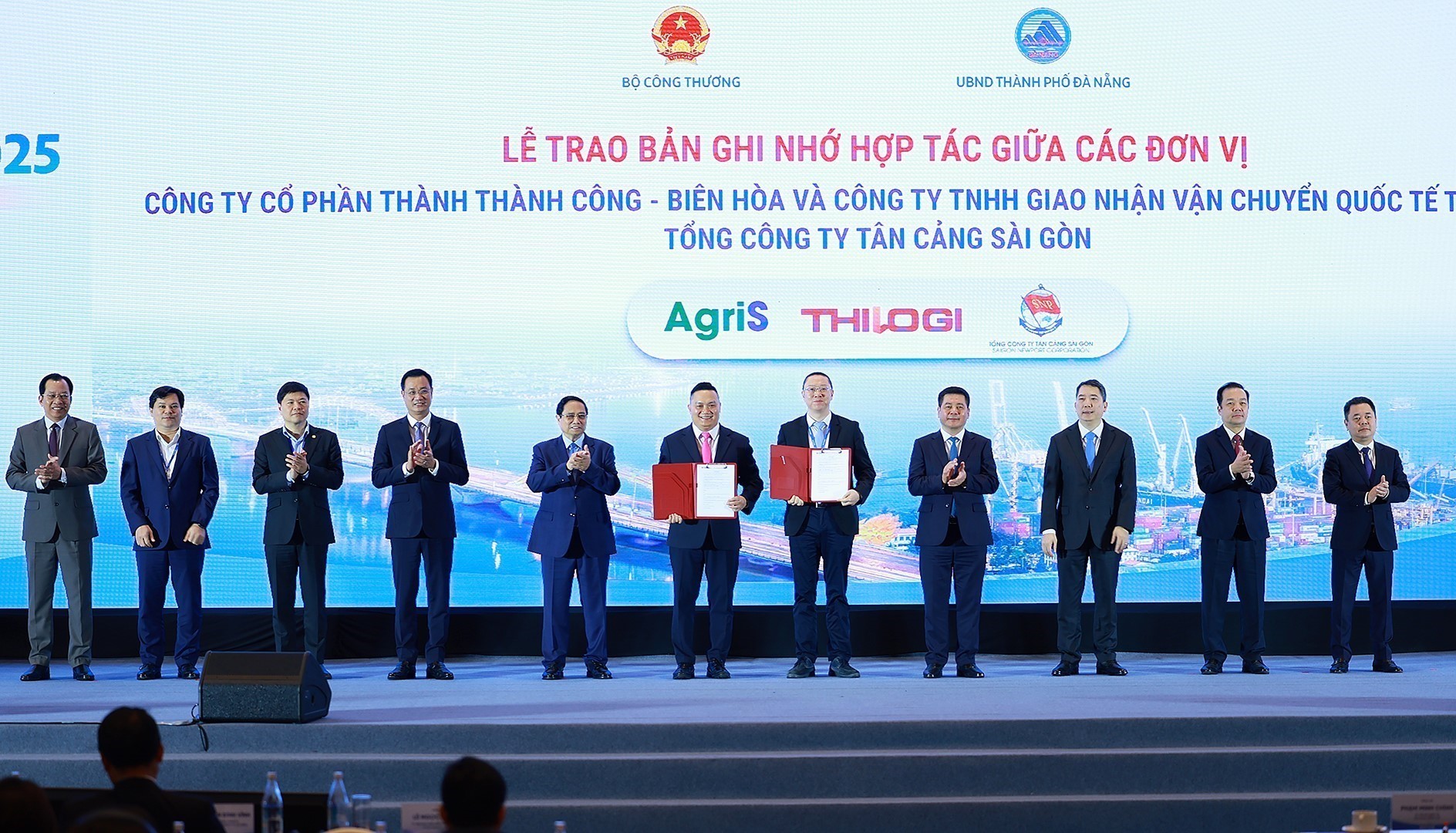 Prime Minister Pham Minh Chinh (fifth, left) witnesses the exchnage of Memorandum of Understanding on cooperation between agencies and units at the Vietnam Logistics Forum 2025 in the central city of Da Nang on November 29, 2025 (Photo: VNA)