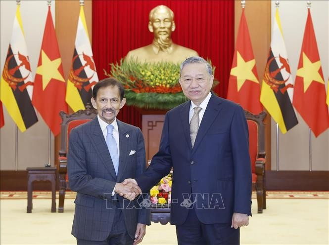 Party General Secretary To Lam (right) meets Sultan of Brunei Haji Hassanal Bolkiah in Hanoi on November 30, 2025. (Photo: VNA)