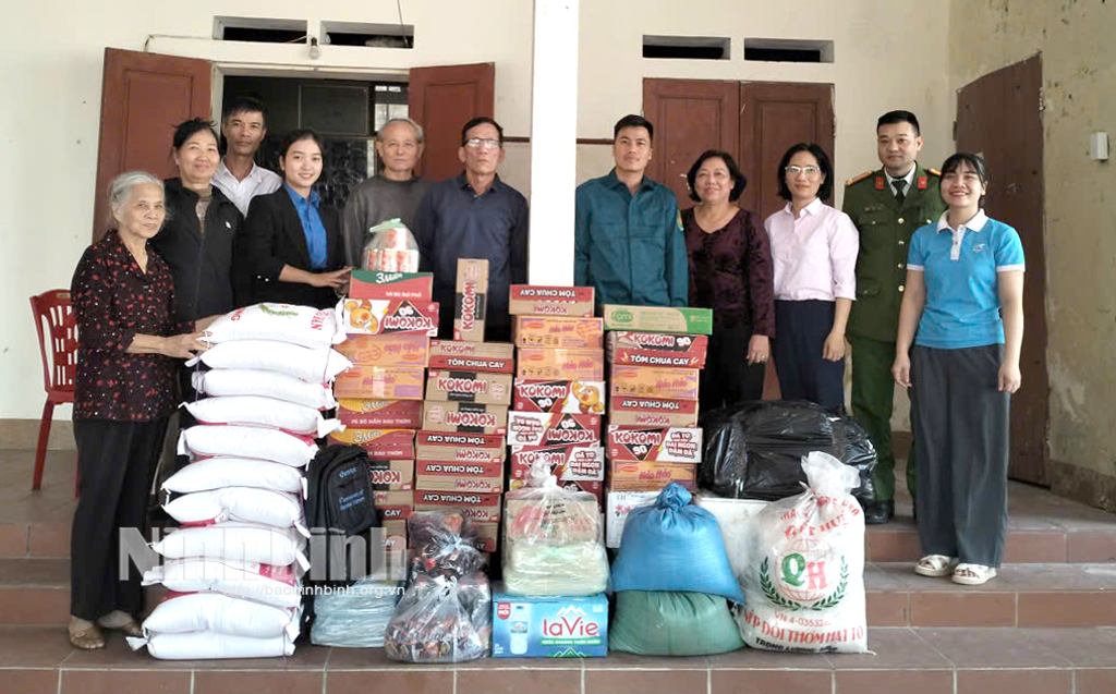 Cán bộ và nhân dân phường Duy Hà quyên góp ủng hộ đồng bào miền Trung, Tây Nguyên bị ảnh hưởng bởi lũ lụt.