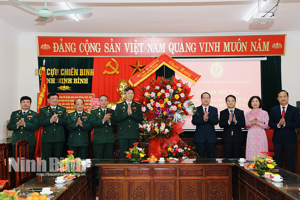Đồng chí Mai Văn Tuất, Phó Bí thư Tỉnh uỷ, Chủ tịch Uỷ ban MTTQ Việt Nam tỉnh tặng hoa chúc mừng cán bộ, hội viên Hội Cựu chiến binh tỉnh.