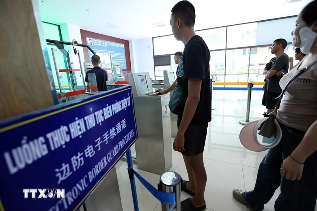People handle electronic border guard procedures at the Lao Cai International Border Gate, which is among the newly added entry points for e-visa holders. (Photo: VNA)