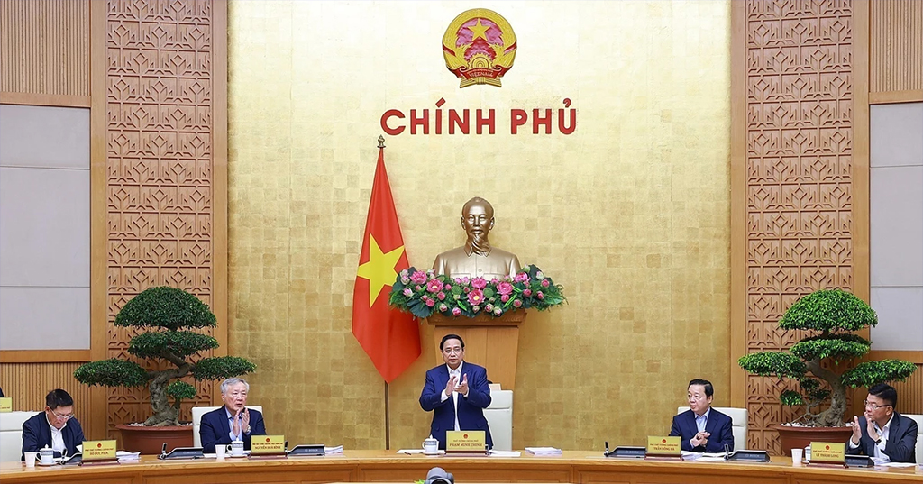 PM Pham Minh Chinh chairs the Government’s regular meeting on December 6. (Photo: VNA)