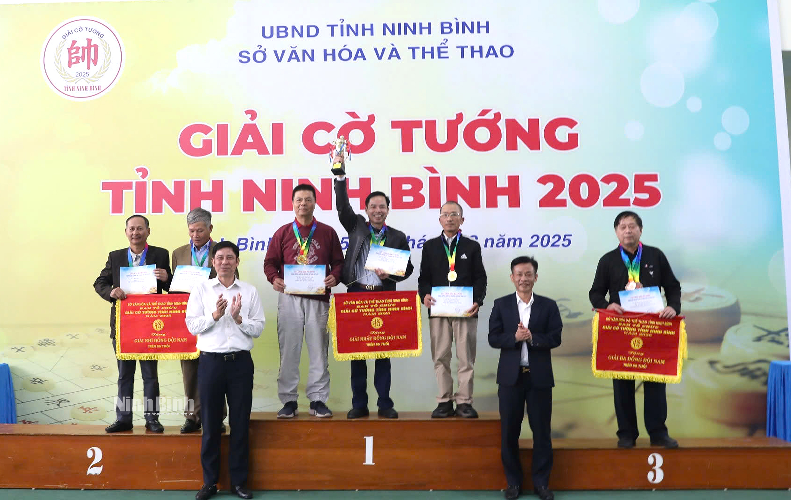 Trao Cúp và Huy chương cho các kỳ thủ nam ở nội dung đồng đội nam trên 55 tuổi.