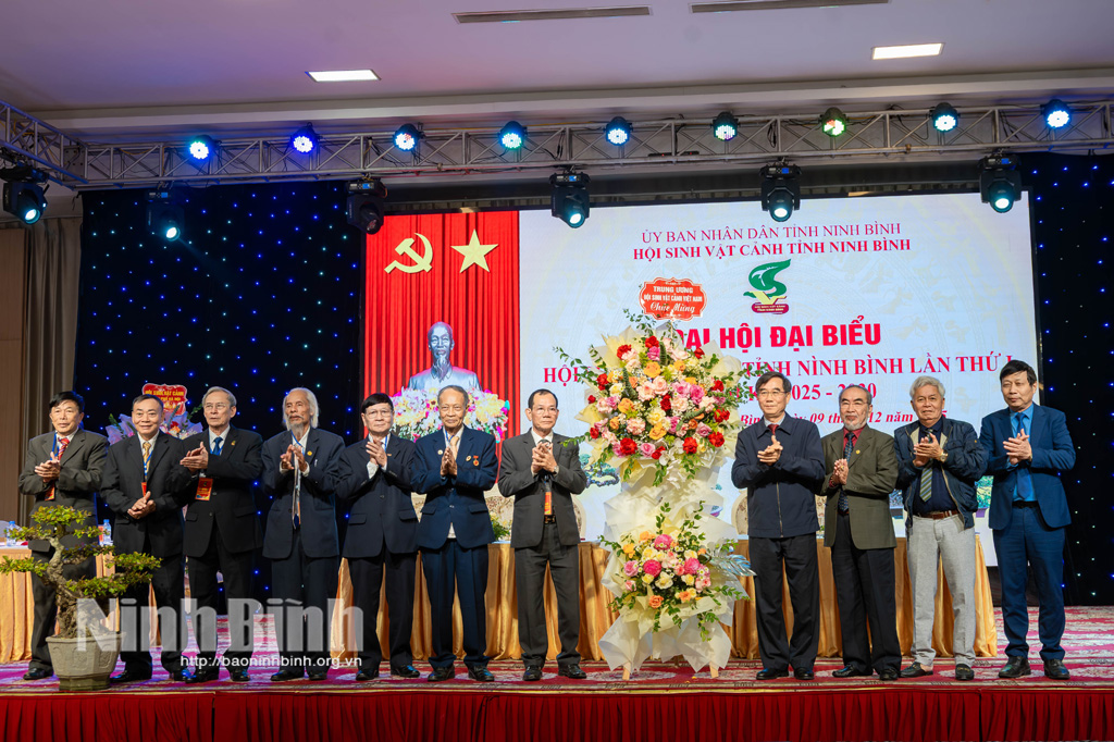 Lãnh đạo Hội Sinh vật cảnh Việt Nam tặng hoa chúc mừng Đại hội.