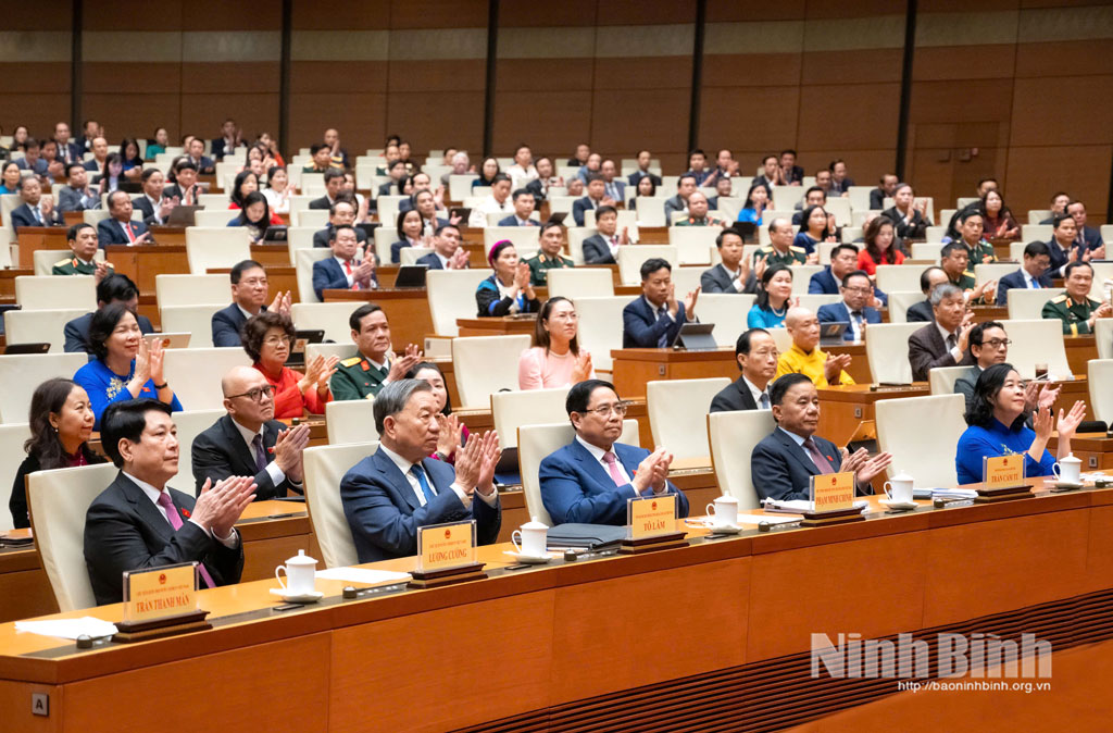 Party General Secretary To Lam (second from left), other high-ranking Party and State leaders, and NA deputies attend the closing session of the 15th NA's 10th session (Photo: VNA)