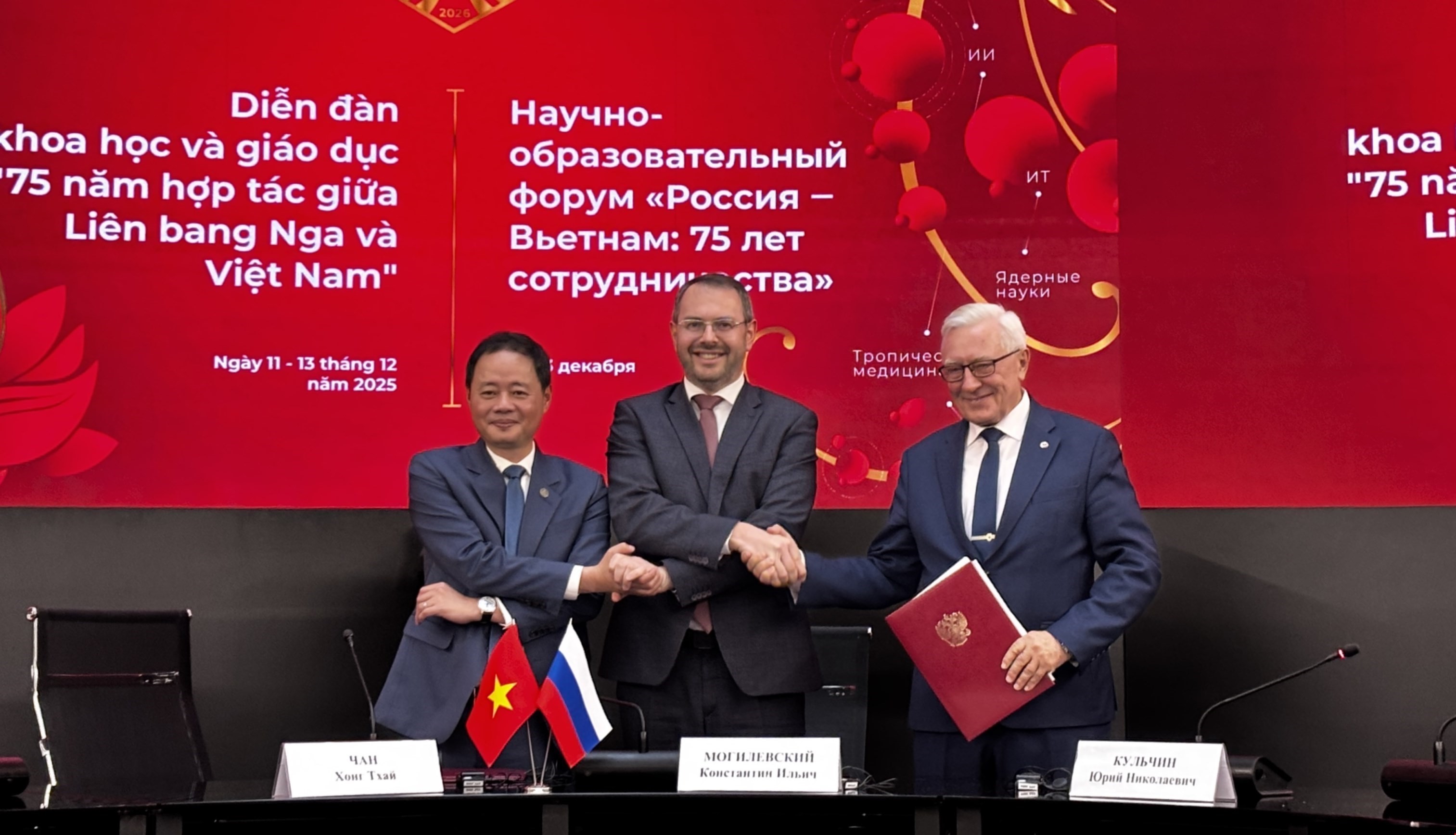 Lễ ký kết thoả thuận hợp tác giữa Viện Hàn lâm KH và CN Việt Nam (VAST) với Viện Hàn lâm KH Nga. Ảnh: Tâm Hằng - PV TTXVN tại LB Nga