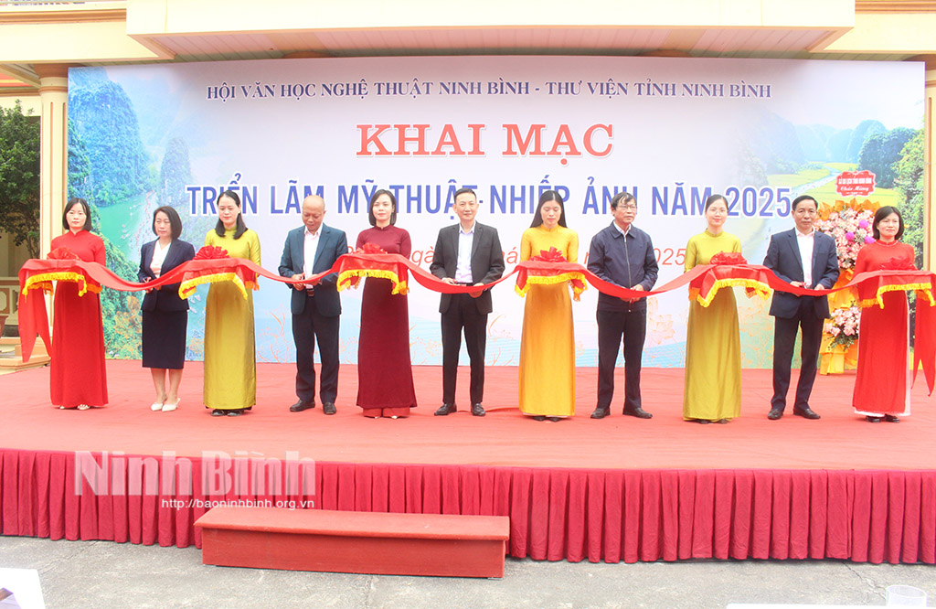 Các đại biểu cắt băng khai mạc triển lãm.