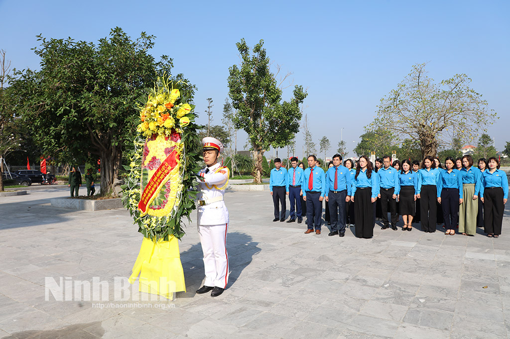 Đoàn đại biểu đặt vòng hoa tưởng niệm các Anh hùng liệt sỹ tại Đài tưởng niệm các Anh hùng liệt sỹ tỉnh (phường Hoa Lư).