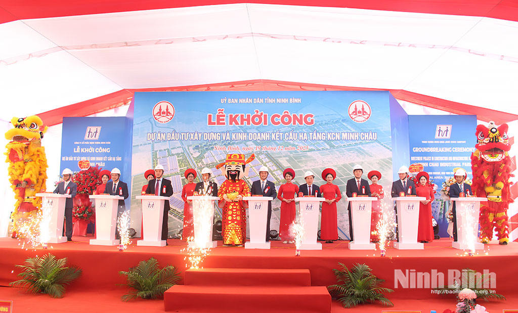 Delegates press button to inaugurate the project.