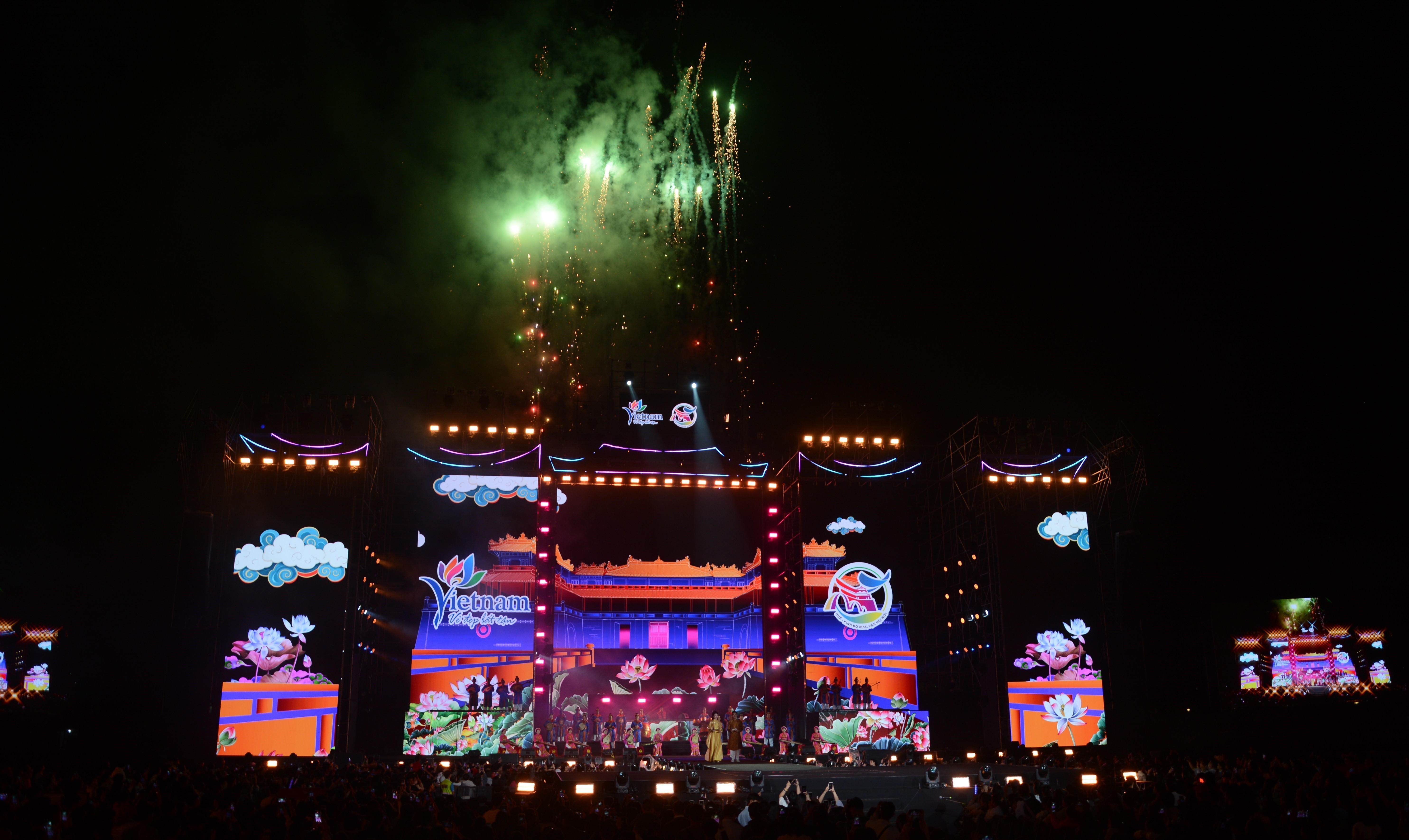 Khán giả được thưởng lãm chương trình nghệ thuật mang màu sắc văn hóa Huế tại lễ bế mạc. Ảnh: Văn Dũng-TTXVN