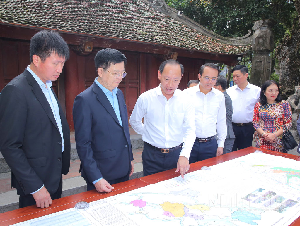 Deputy PM Mai Van Chinh inspects planning scheme for preservation of Hoa Lu Ancient Capital.