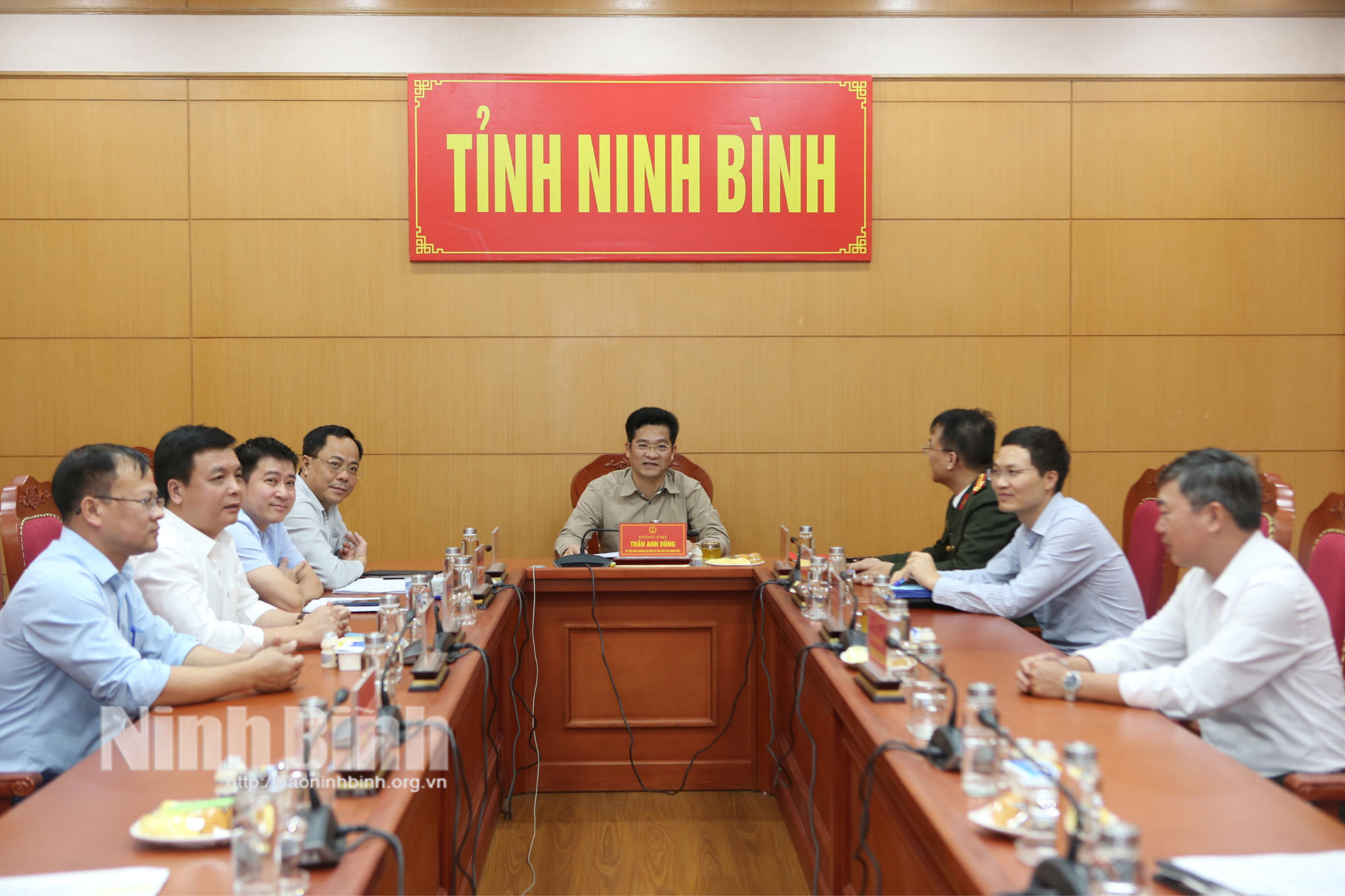 Các đại biểu dự hội nghị tại điểm cầu Ninh Bình.