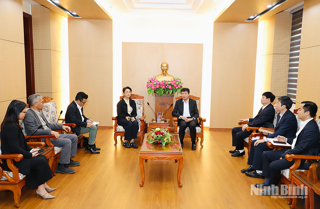 ran Huy Tuan, Chairman of the provincial People's Committee held a meeting with Somhatai Panichewa, CEO of Amata Vietnam PCL.