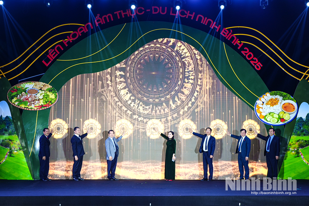 Delegates press the button to officially open the Ninh BinhCuisine Tourism Festival 2025.