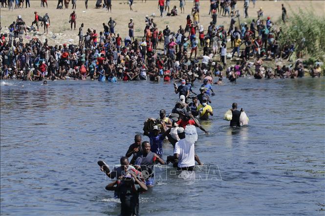 (Tư liệu) Người di cư vượt sông Rio Bravo từ Mexico vào Mỹ. Ảnh: THX/TTXVN