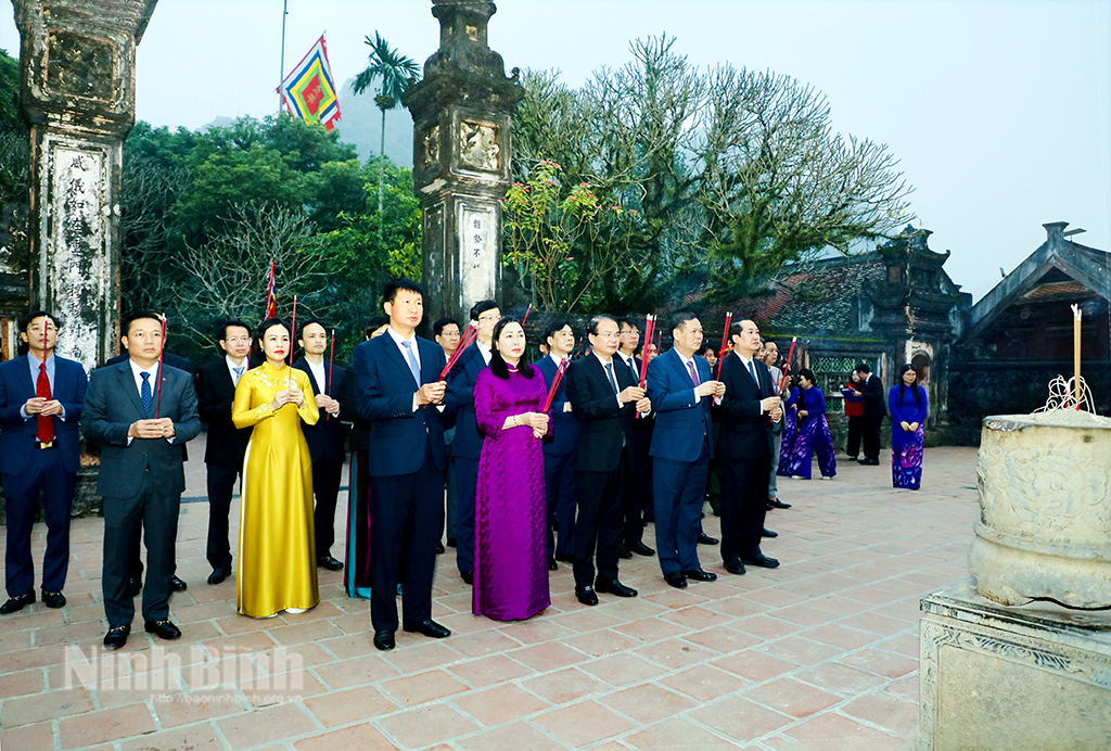 The delegation offers incense at King Dinh Tien Hoang temple of Hoa Lu ancient capital.