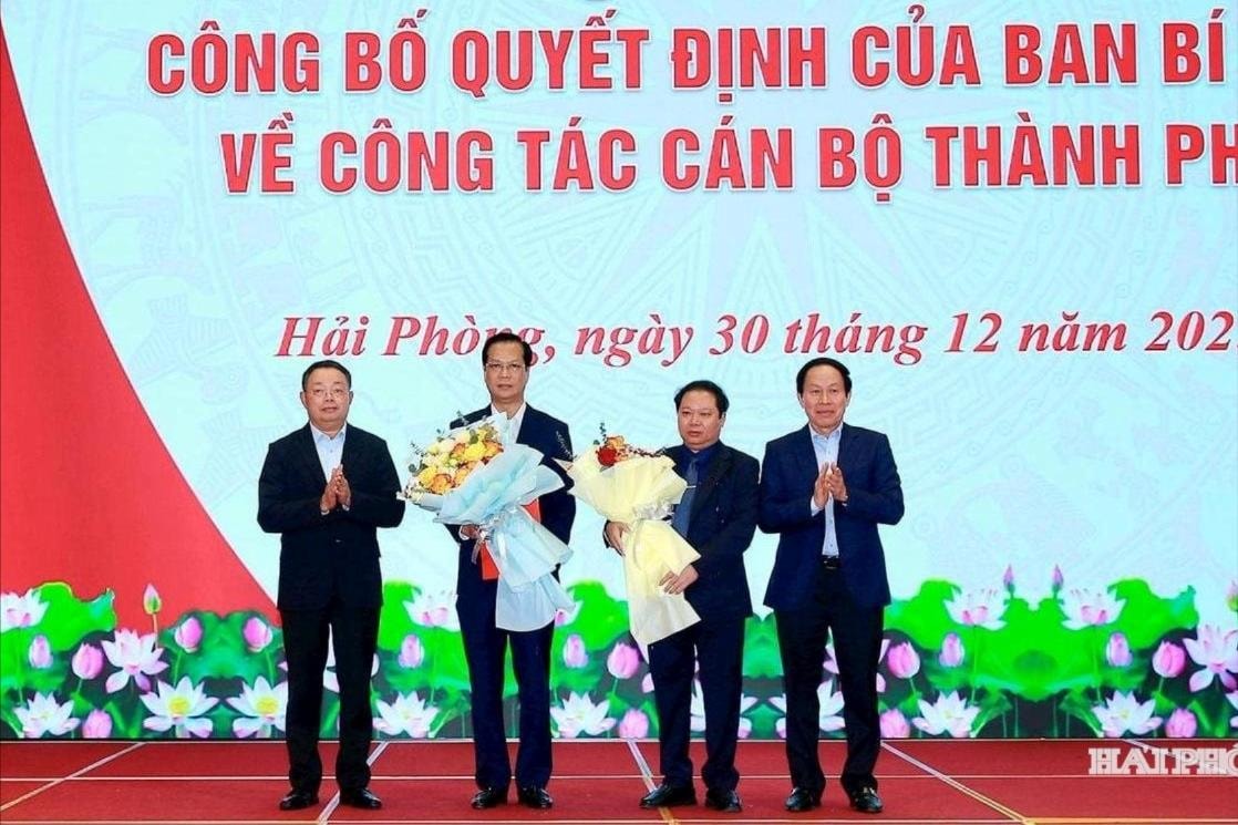 Các đồng chí: Lê Tiến Châu, Uỷ viên Trung ương Đảng, Bí thư Thành uỷ, Trưởng đoàn đại biểu Quốc hội thành phố Hải Phòng; Hoàng Văn Trà, Phó chủ nhiệm Uỷ ban Kiểm tra Trung ương trao quyết định và tặng hoa chúc mừng đồng chí Nguyễn Anh Tuấn và đồng chí Vũ Hồng Hiên.