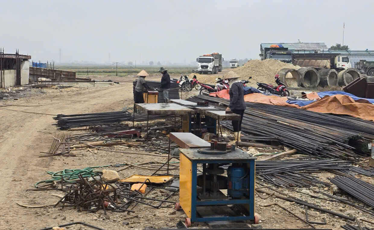 Bustling atmosphere at construction sites of the Ninh Binh - Hai Phong expressway.