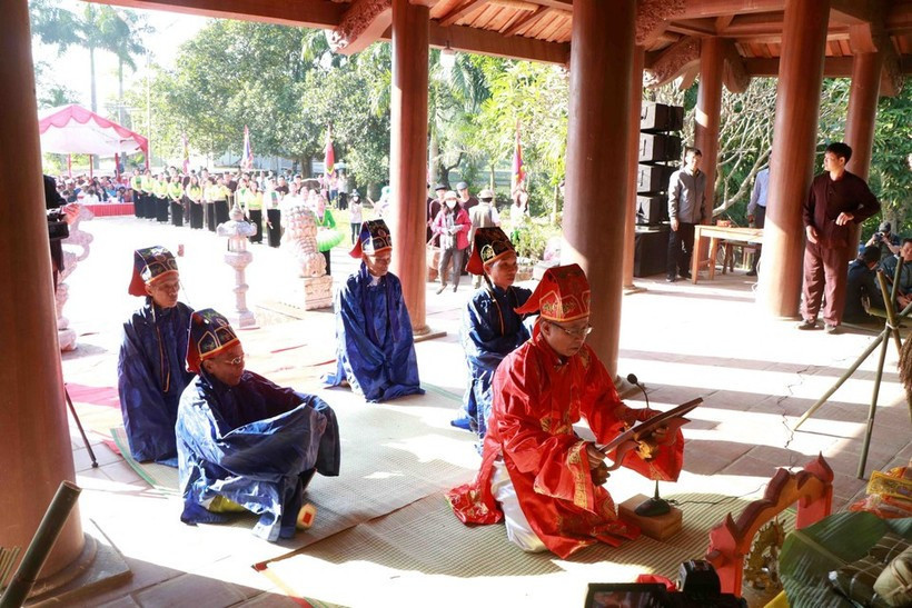 Village elders re-enact traditional rituals at the com moi (new rice) festival of the Muong ethnic people. (Photo: VNA)