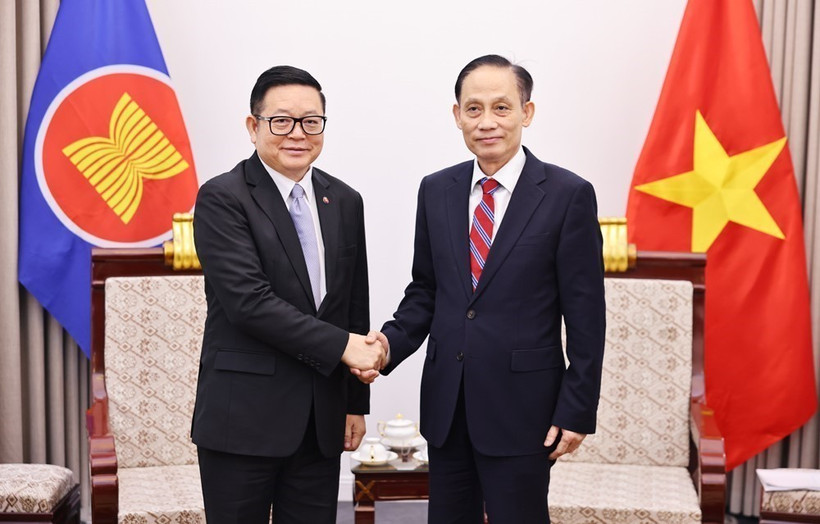Minister of Foreign Affairs Le Hoai Trung (R) receives ASEAN Secretary-General Kao Kim Hourn in Hanoi on January 14, 2026. (Photo: VNA)