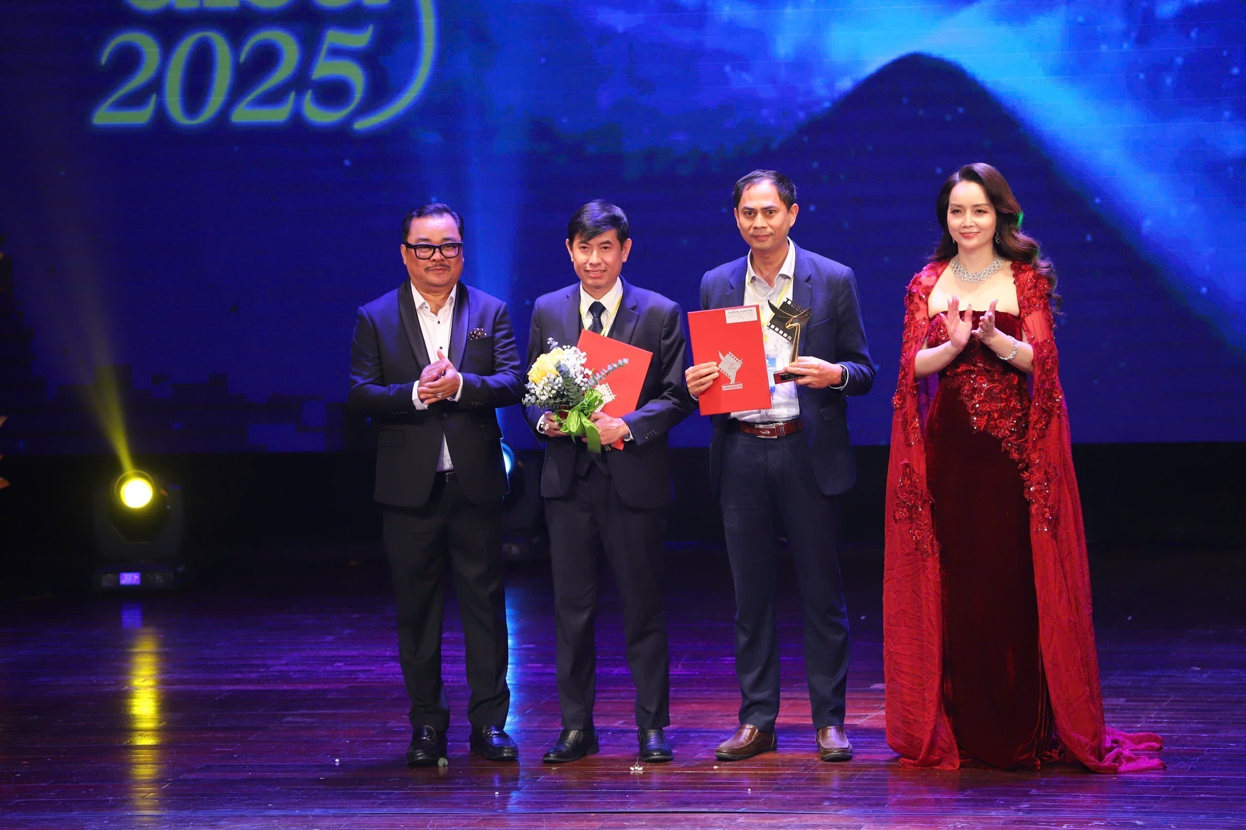 Ban tổ chức trao giải Cánh diều Vàng hạng mục phim tài liệu. Ảnh: Việt Hùng- TTXVN