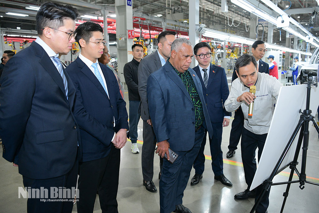 The Prime Minister and the delegation of Vanuatu visited the production line at the Hyundai Thanh Cong automobile manufacturing plant.