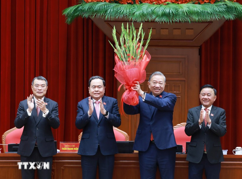 General Secretary of the 13th Party Central Committee To Lam (second, right) is re-elected as the Party chief for the 2026 2031 term at the first meeting of the 14th Party Central Committee on January 23 morning. (Photo: VNA)
