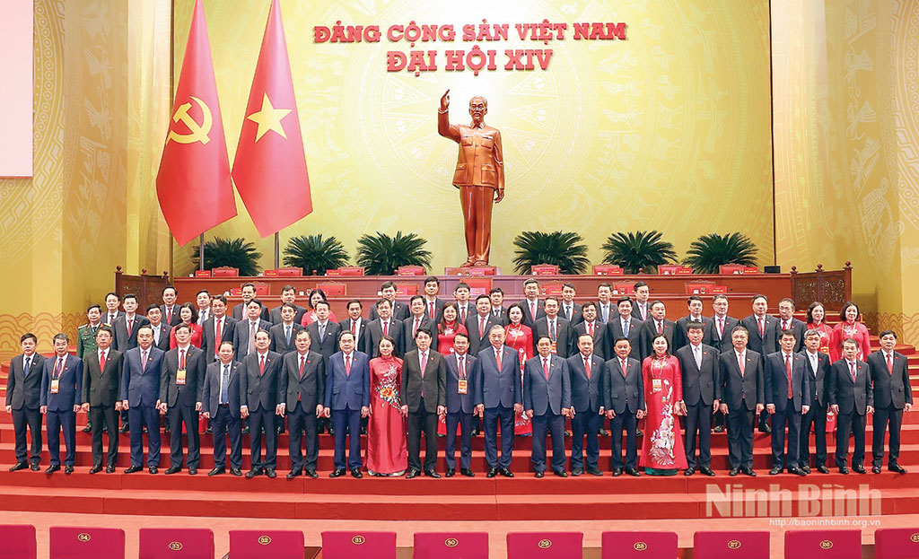Party and State leaders take photo with Ninh Binh's delegation at the 14th National Party congress.