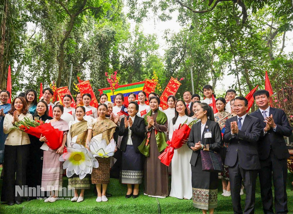 Ngo Phuong Ly, spouse of the Vietnamese Party General Secretary, and visiting Naly Sisoulith, spouse of the Lao Party General Secretary and President visit Laos students in Hoa Lu University.
