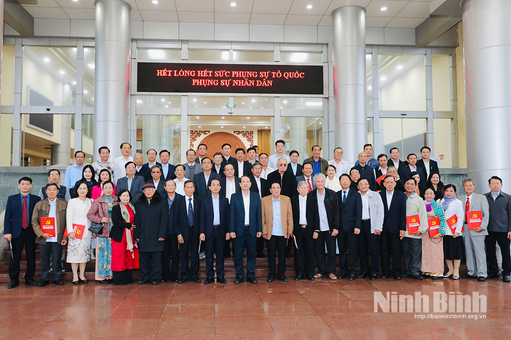 The delegation of Ca Mau province works in Ninh Binh.