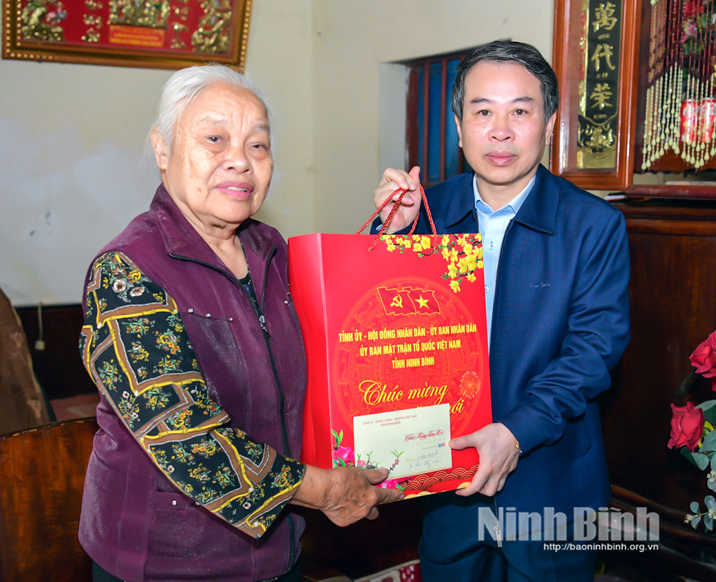 Bui Hoang Hoa presents Tet gift to household Pham Thi Diu-wife of fallen martyr in Hamlet 9 Hoi Ninh in Chat Binh commune.