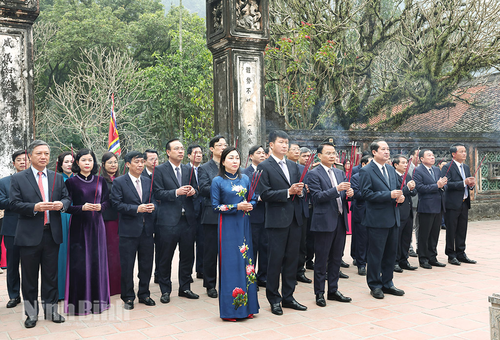 The delegation burnt incenses to worship the great contribution of King Dinh Tien Hoang.