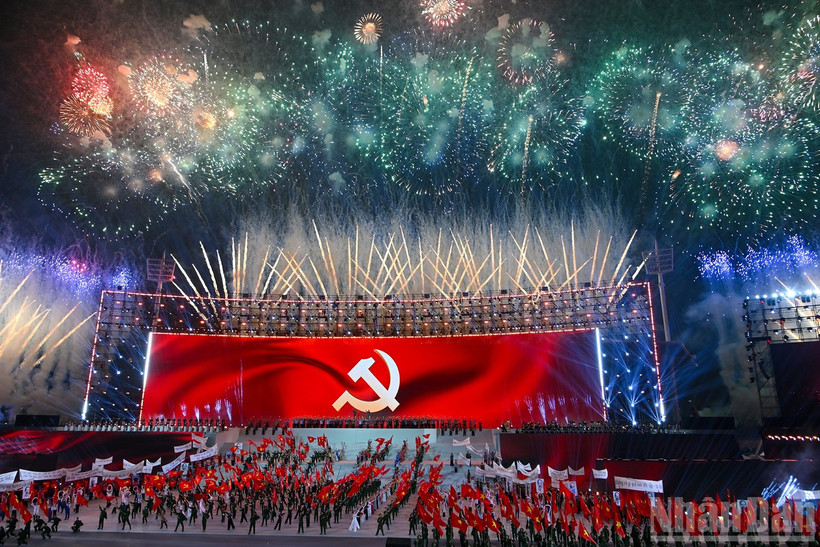 The spectacular, large-scale fireworks display is like a majestic symphony celebrating the success of the 14th National Congress of the Communist Party of Viet Nam (Photo: VNA)