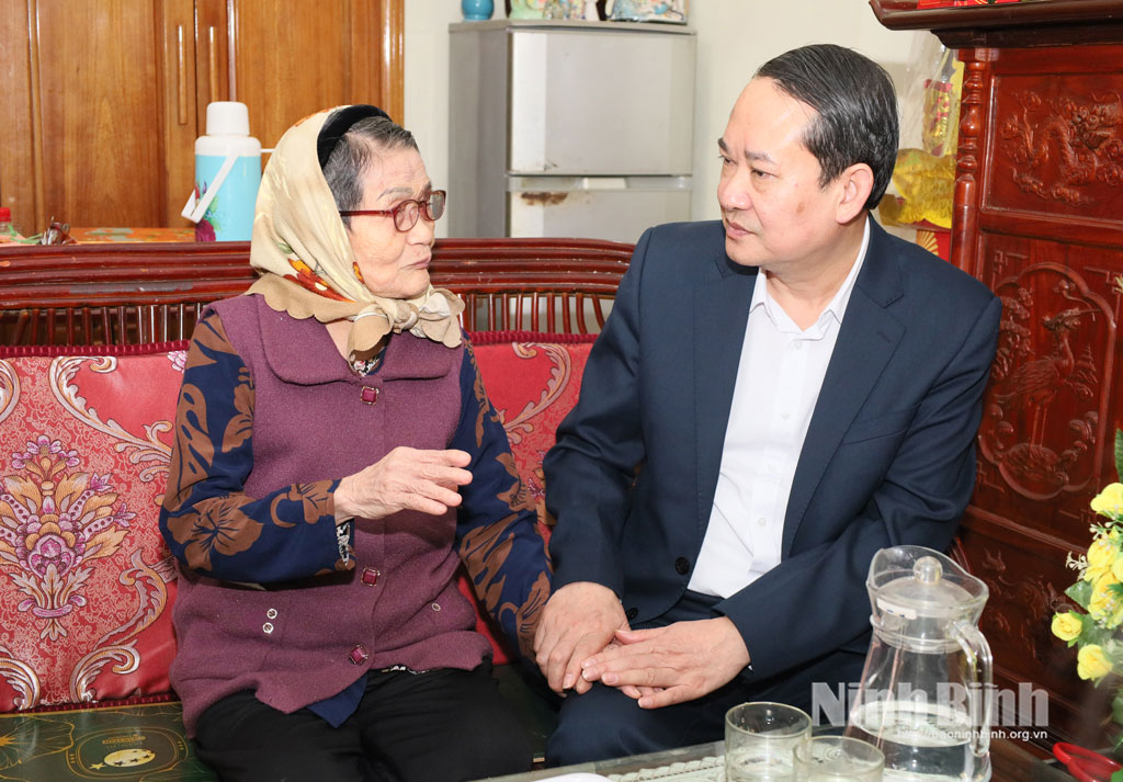 Vice Secretary of provincial party committee Mai Van Tuat pays a pre-Tet visit and presents gifts to household Duong Thi Can- the wife of a fallen soldier in Hamlet Kieu Dan Thuong in Ha Nam ward.