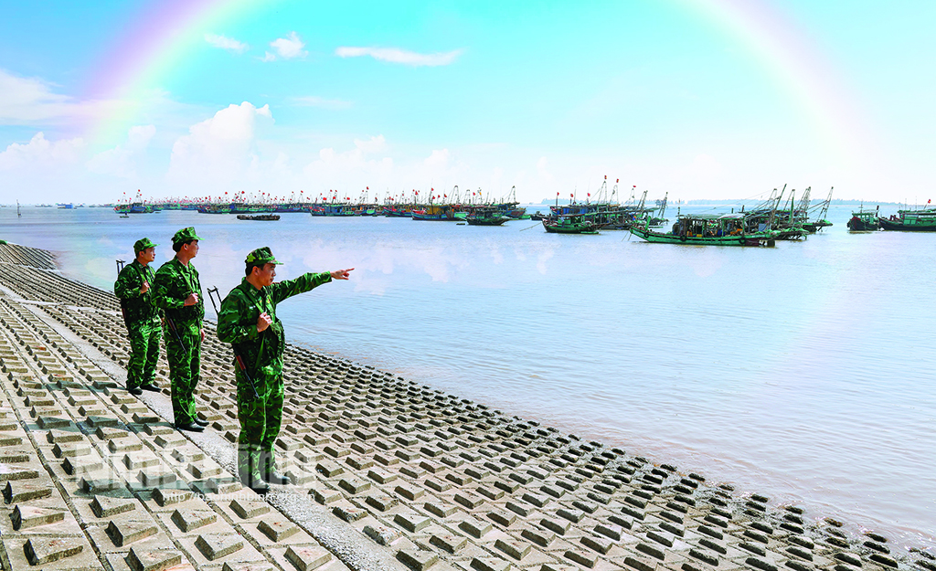 Tổ tuần tra Trạm kiểm soát Biên phòng Cống số 9 (Đồn Biên phòng Quất Lâm) làm nhiệm vụ tuần tra, bảo vệ an ninh, trật tự tuyến biển quản lý.