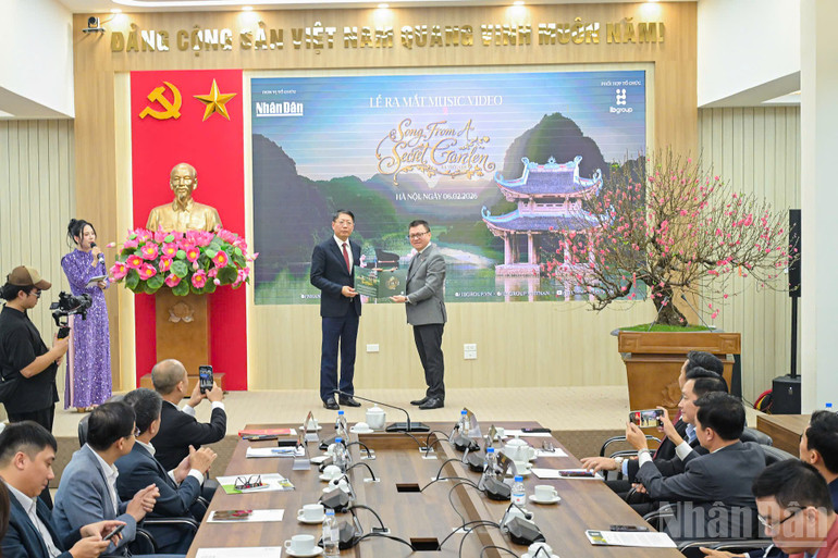 Editor-in-Chief of Nhan Dan Newspaper, Le Quoc Minh, presents the music video “Song From A Secret Garden Secret Garden in Viet Nam” to the Standing Vice Chairman of the People’s Committee of Ninh Binh province Tran Song Tung.