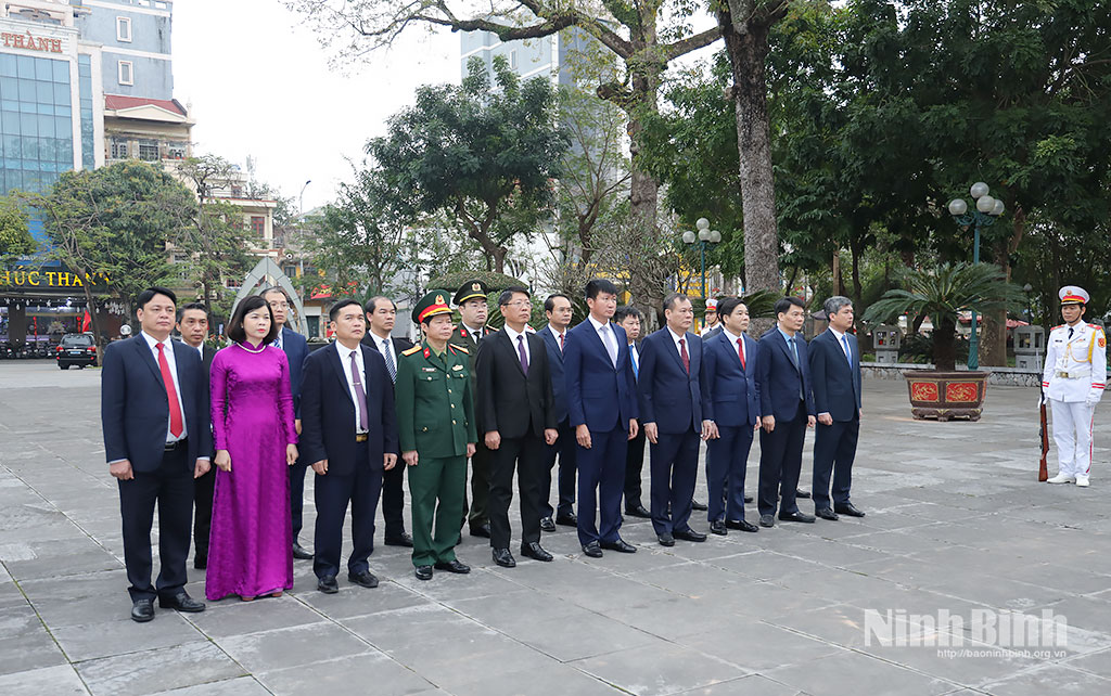 The delegation offered incense in commemoration of fallen soldiers at Nam Dinh Martyr Memorial Monument in Nam Dinh ward.