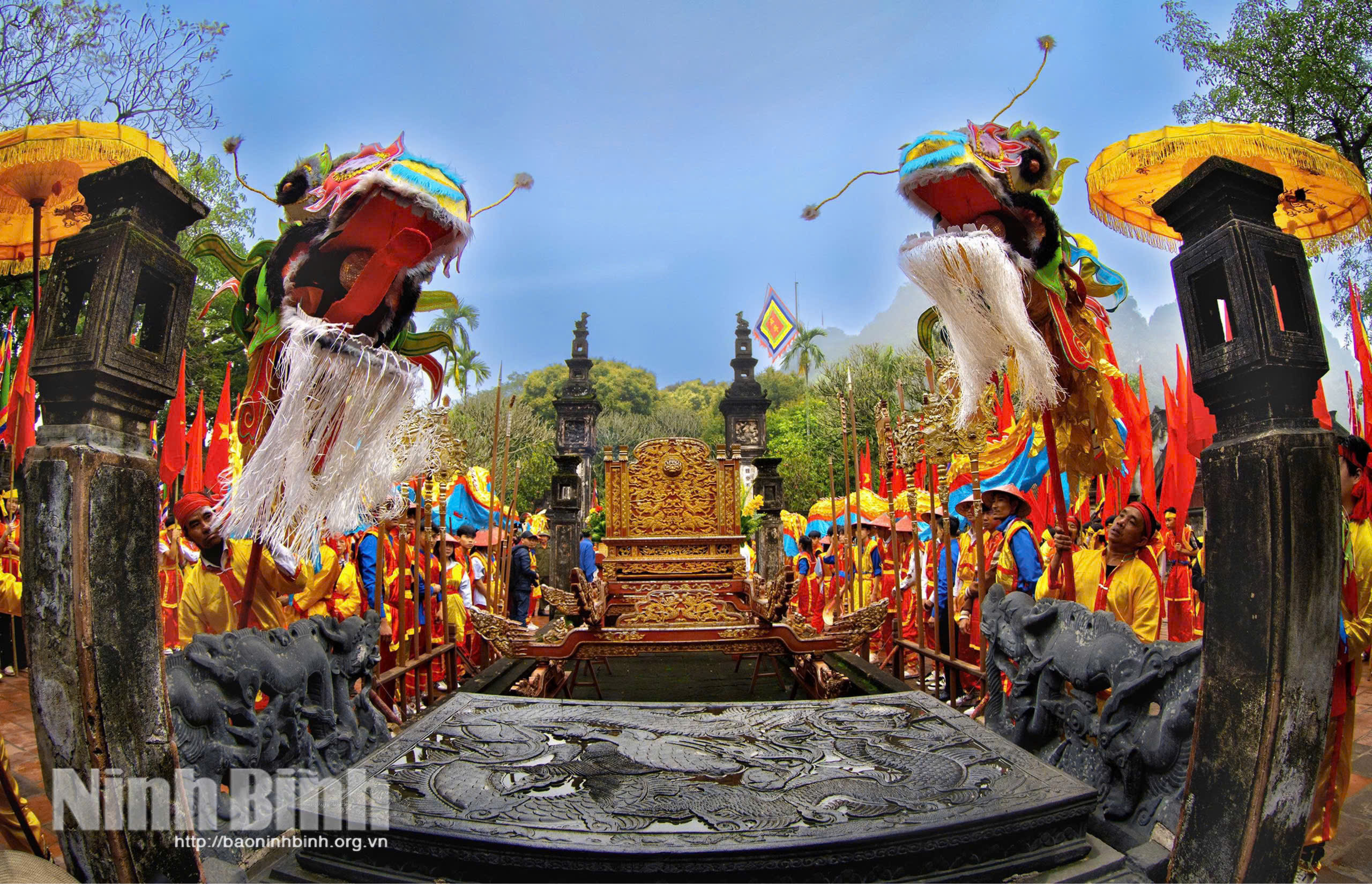 Solemn ritual at Hoa Lu festival.