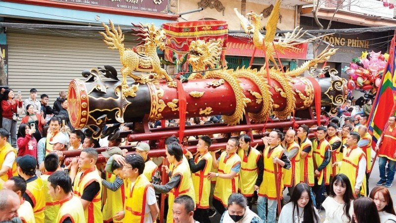 A jubilant atmosphere at the Dong Ky Firecracker Procession Festival, Dong Nguyen Ward, Bac Ninh Province. (Photo: AN TRAN)