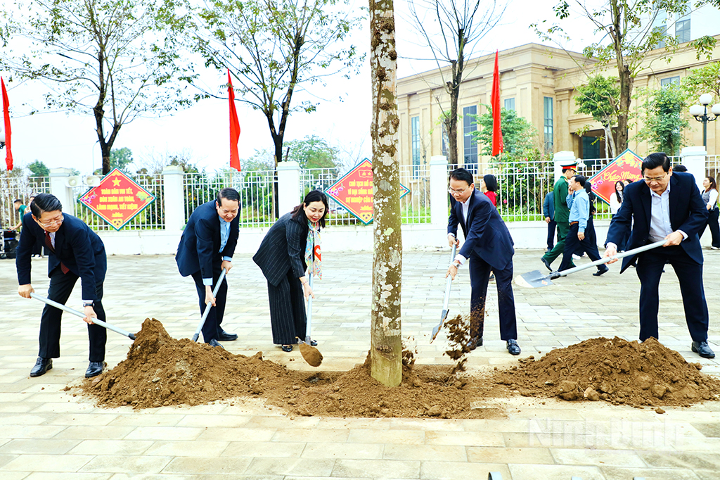 Provincial leaders, delegates, and people of Hoa Lu ward participated in planting approximately 350 trees along Dinh Tien Hoang road.