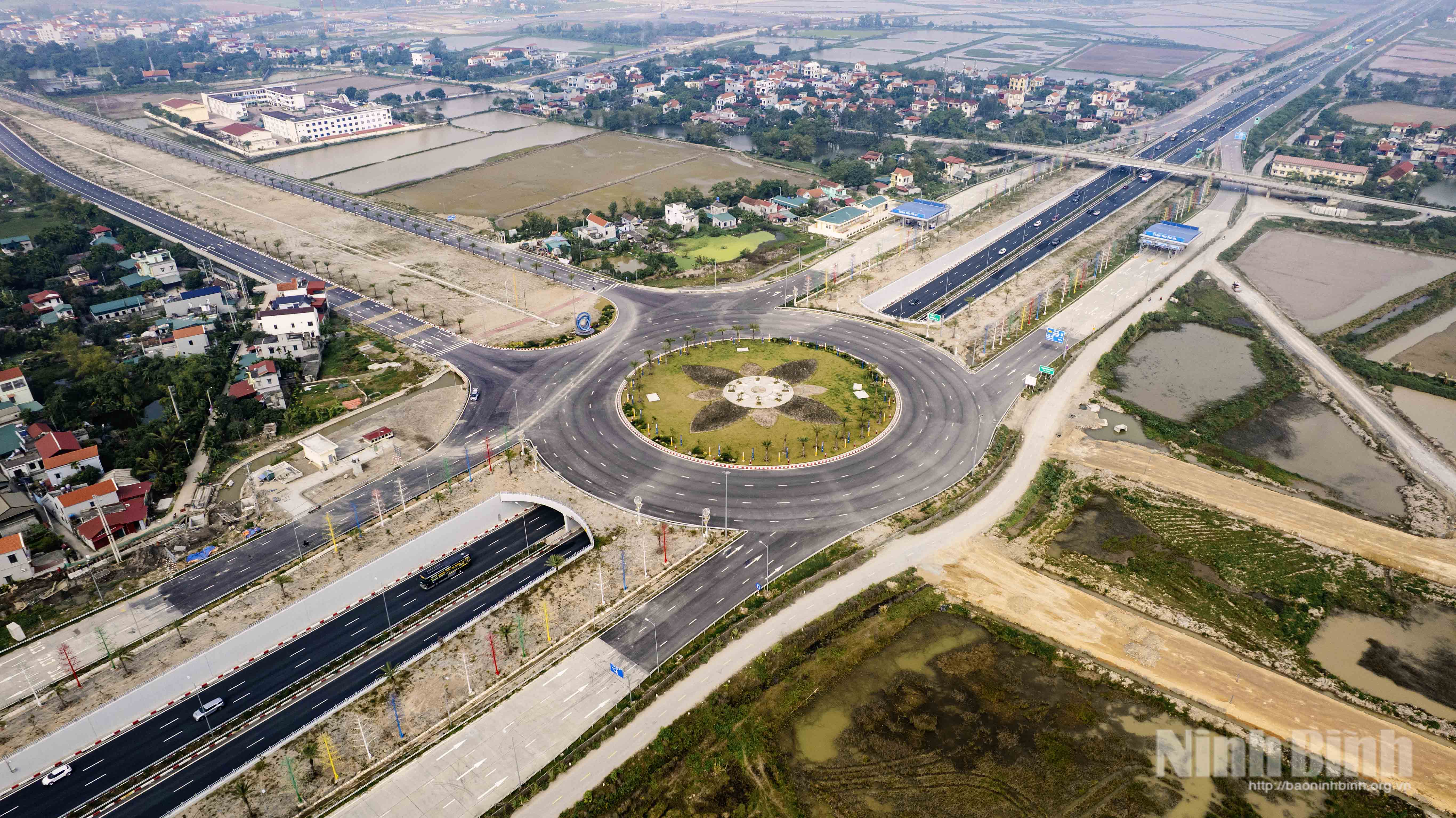 Phu Thu interchange in Cau Gie-Ninh Binh expressway.