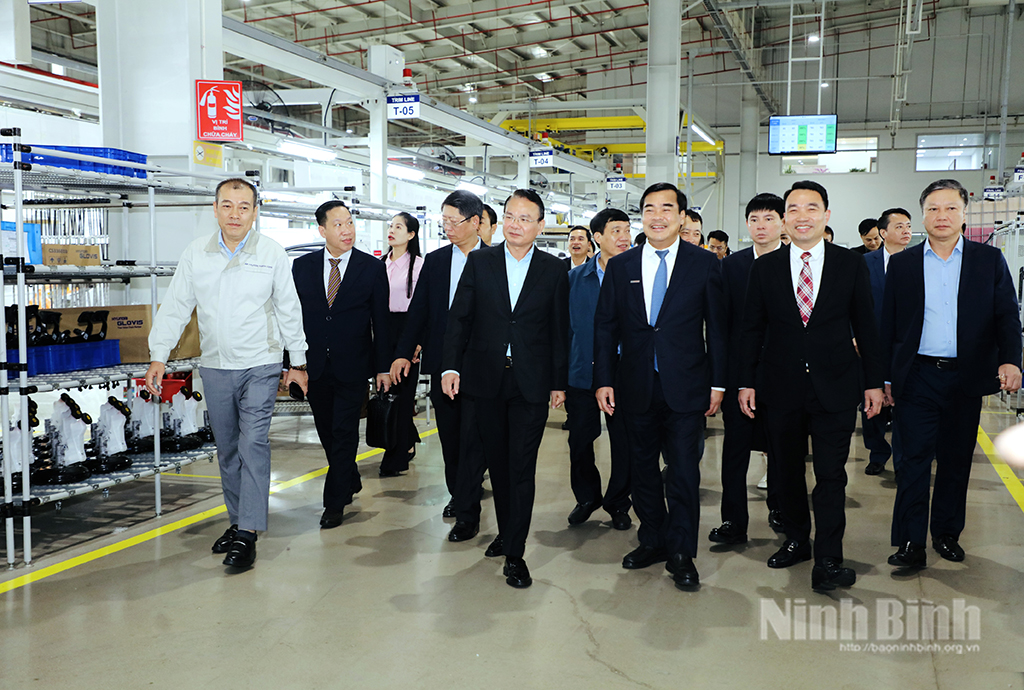The delegation examined production activitities at Hyundai Thanh Cong automobile manufacturing plant in Gian Khau industrial park in Gia Tran commune.