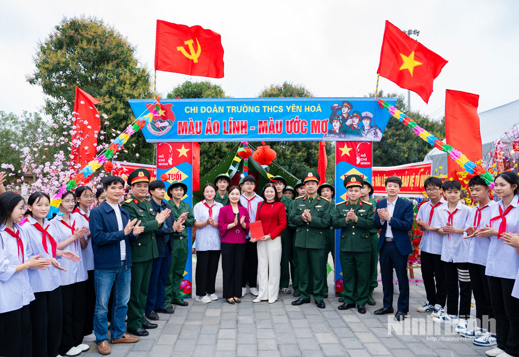 Lãnh đạo xã Yên Mô và Bộ CHQS tỉnh tham quan hội trại trong Ngày hội tòng quân.