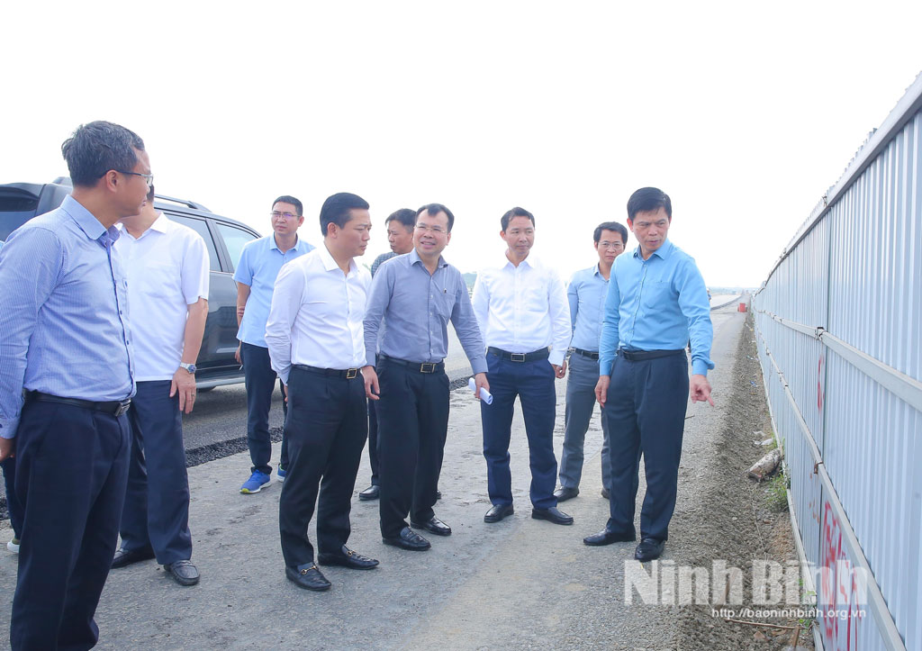 The delegation inspects progress at the eastern North-South Expressway’s Cao Bo Mai Son section expansion project.