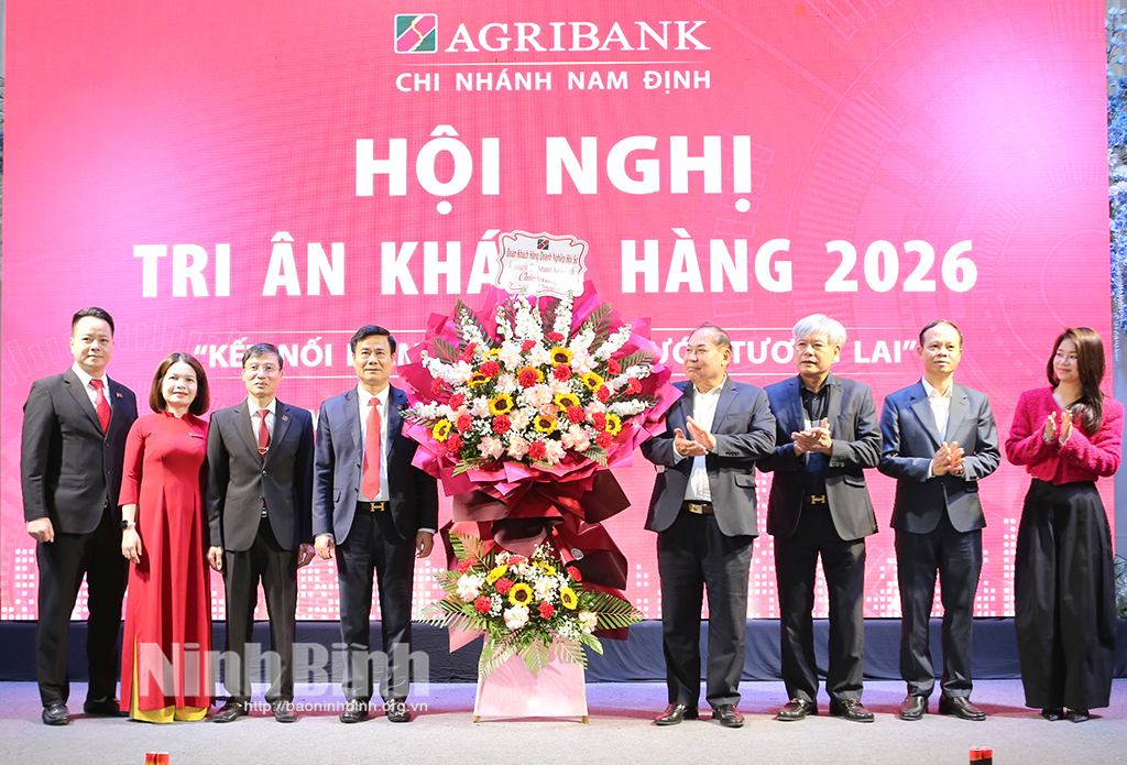 Đại diện khách hàng doanh nghiệp trên địa bàn chúc mừng Agribank Chi nhánh Nam Định.