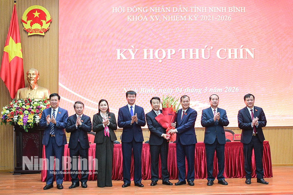 Provincial leaders present flower to congratulate Nguyen Thanh Binh.