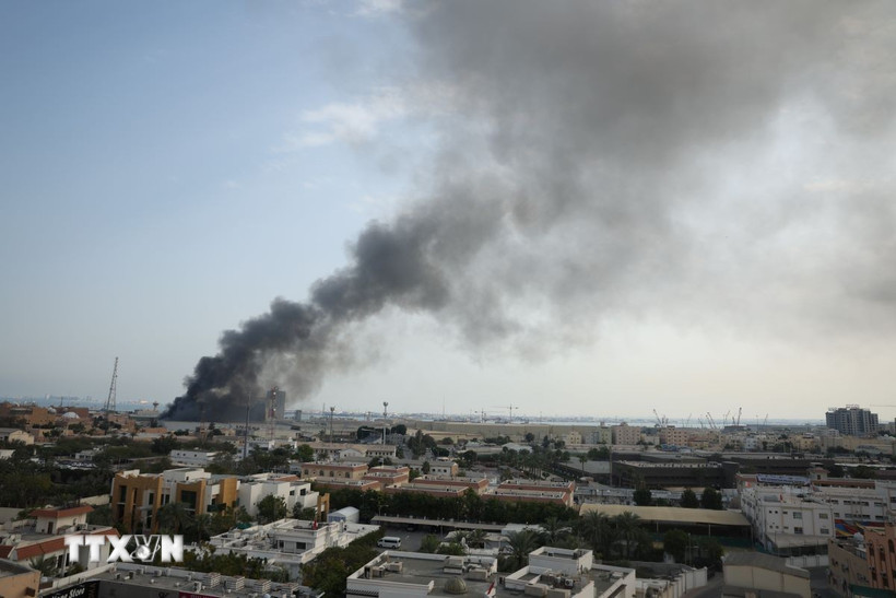Khói bốc lên sau khi tên lửa Iran đánh trúng trụ sở Hạm đội 5 của Hải quân Mỹ ở Manama, Bahrain ngày 28/2/2026. (Ảnh: AA/TTXVN)