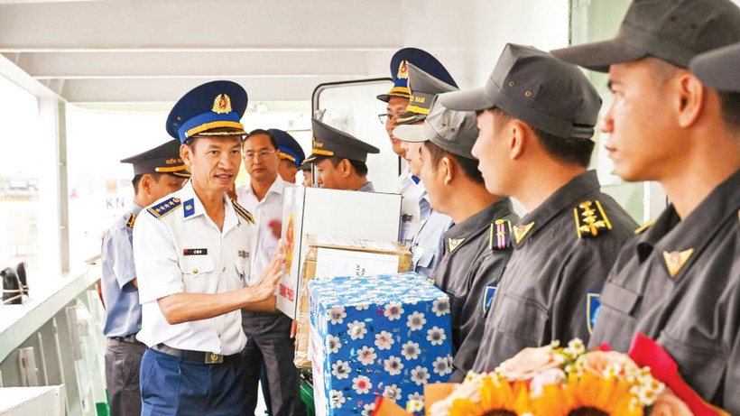 Đại diện Vùng Cảnh sát biển 3 động viên các lực lượng bầu cử sớm và thực hiện nhiệm vụ trên biển. (Ảnh ĐVCC)