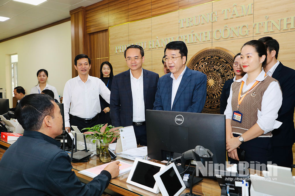 Chairman of Provincial People’s Committee inspects Provincial Public Administrative Service Centre